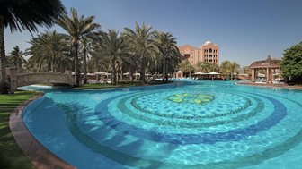 Úszómedence az Emirates Palace Hotelben Abu Dhabiban