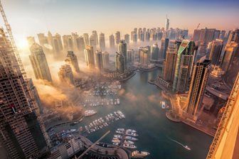 Felhőkarcolók erdeje a Dubai Marina körül