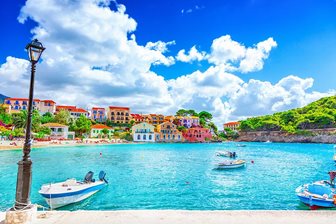 Assos, színes házak a tengerpart felett