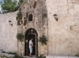 Anafonitrias, belépő turista