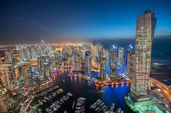 Dubai Marina éjszaka kivilágítva