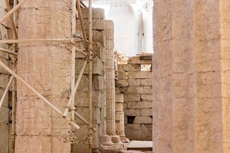 Bassai, oszlopok maradványai